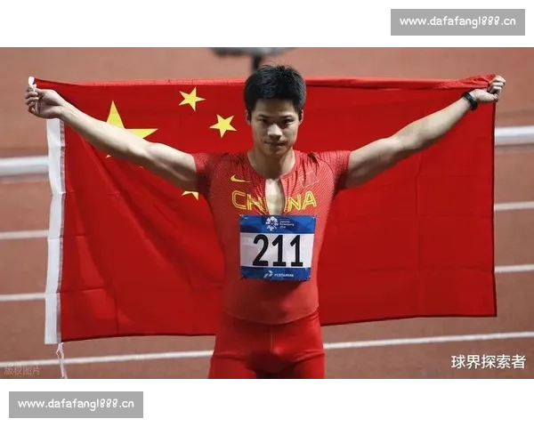 百米赛场风云再起竞技传奇运动员为荣誉拼搏瞬间